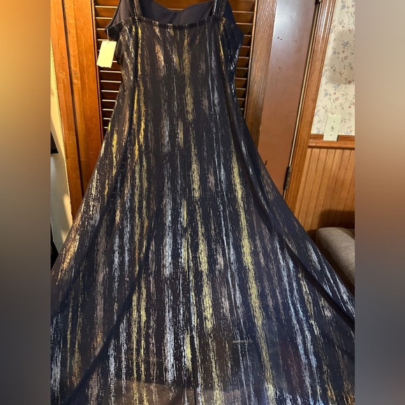 Connected Apparel black dress/gold Shimmer streaks size 16 not been worn newer. - Picture 2 of 6